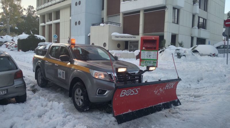 Ο Δήμος Πειραιά απέστειλε εκχιονιστικό όχημα στον Δήμο Παπάγου-Χολαργού