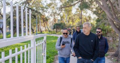 Αυτοψία του Δημάρχου Πειραιά Γιάννη Μώραλη στις εργασίες αναβάθμισης του γηπέδου ποδοσφαίρου 11×11 του Σ.Ε.Φ.